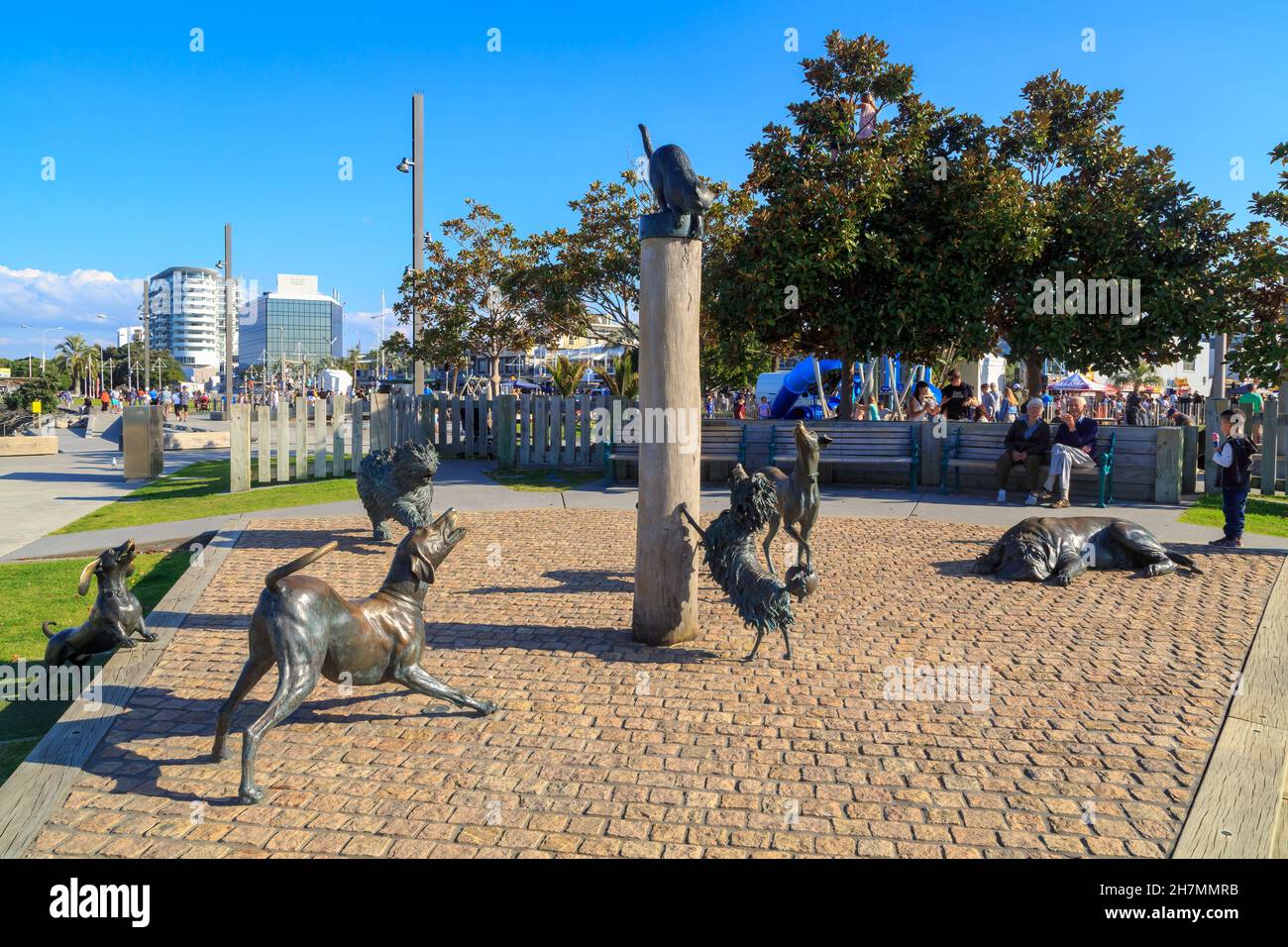 Tauranga, Nuova Zelanda. Il cane "Hairy Maclary" e le sculture sul lungomare, basate su una famosa serie di libri per bambini Foto Stock