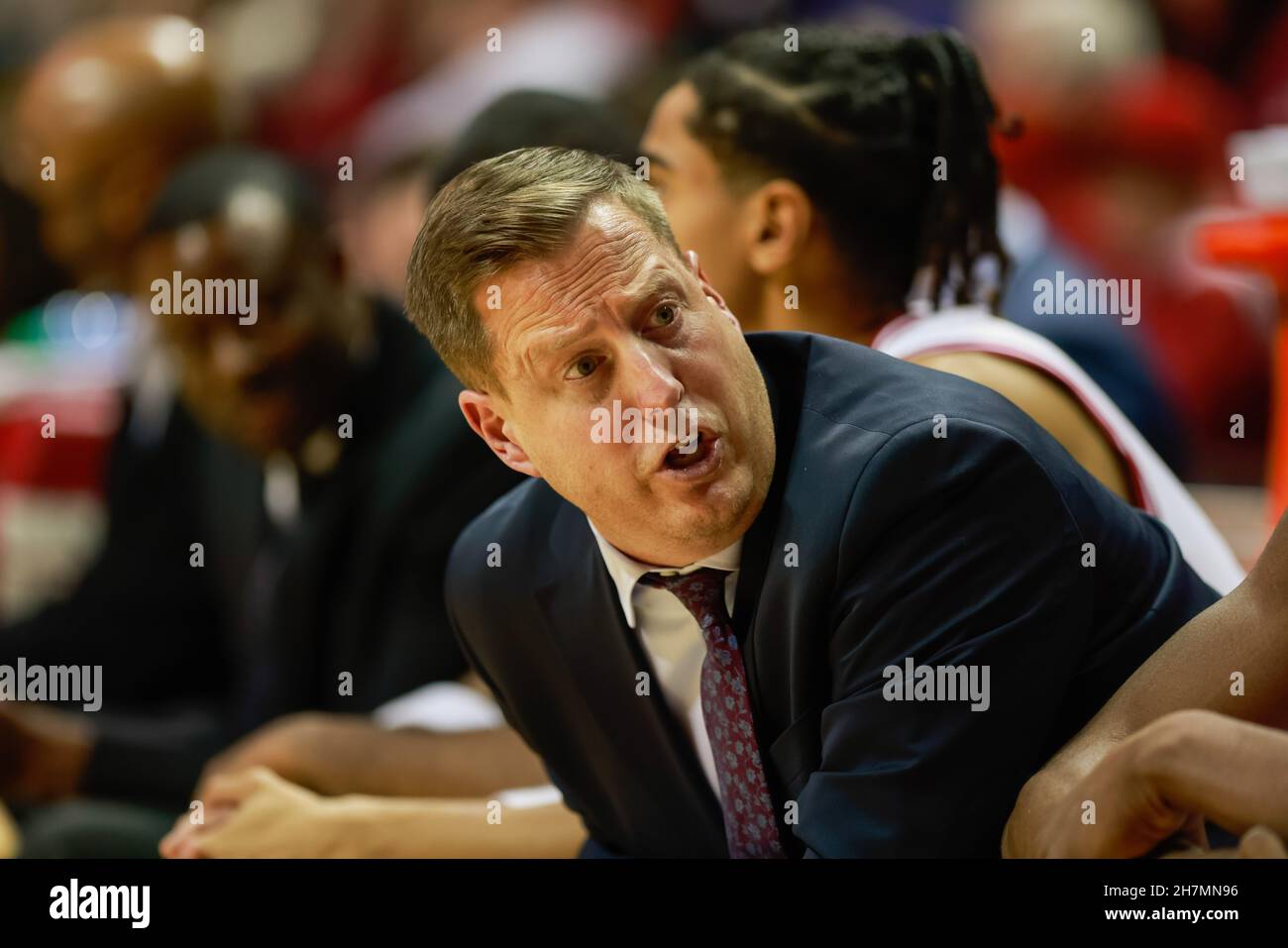 Bloomington, Stati Uniti. 23 novembre 2021. Dane Fife allenatori per l'Indiana University durante la partita di basket della National Collegiate Athletic Association (NCAA) a Bloomington. IU ha battuto Jackson state 70-35. (Foto di Jeremy Hogan/SOPA Images/Sipa USA) Credit: Sipa USA/Alamy Live News Foto Stock
