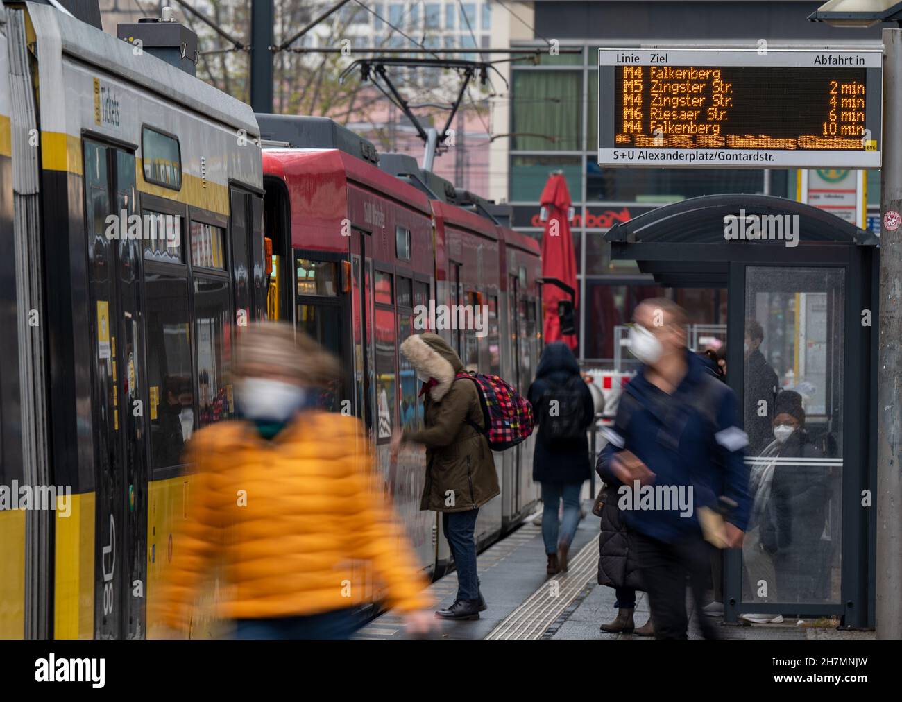 Berlino, Germania. 24 novembre 2021. I passeggeri che indossano maschere si imbarcaranno su un tram alla stazione di Alexanderplatz. Chi vuole guidare l'autobus e il treno, deve essere vaccinato, recuperato o testato per esso da mercoledì. Credit: Monika Skolimowska/dpa-Zentralbild/dpa/Alamy Live News Foto Stock
