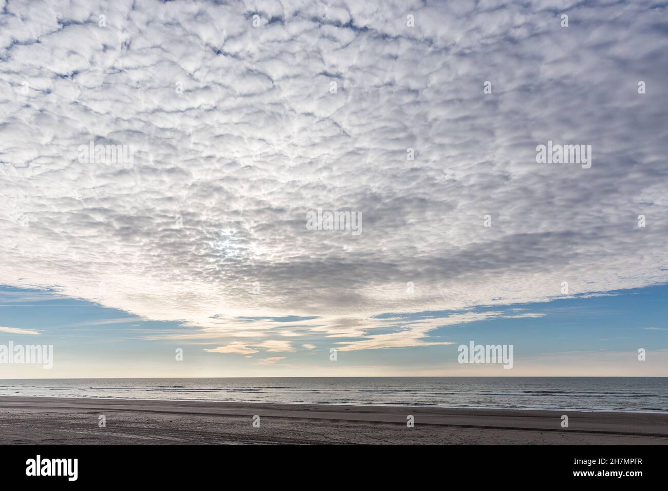 Nube banca sopra la Baie de Somme, visto da Fort Mahon, Francia Foto Stock