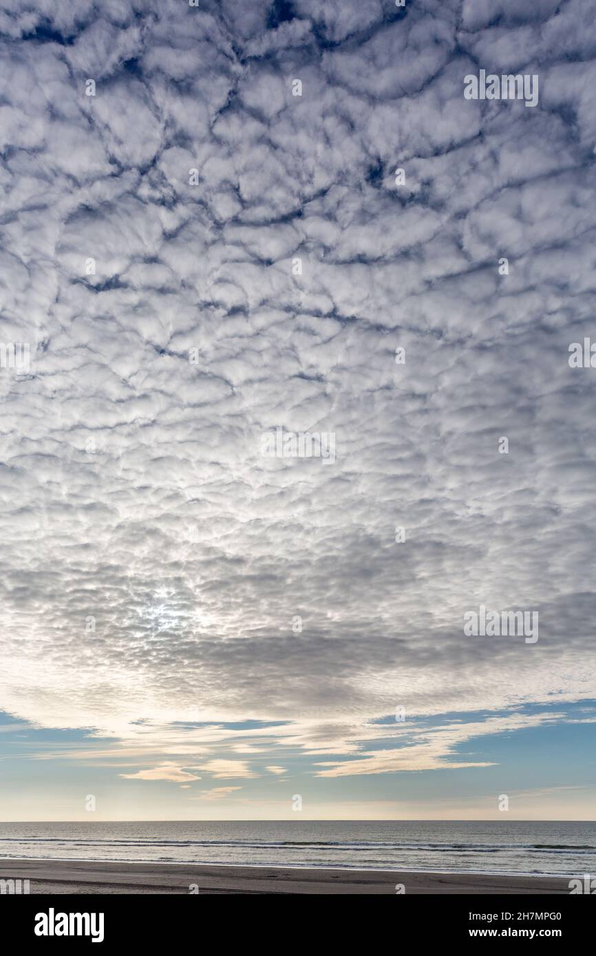 Nube banca sopra la Baie de Somme, visto da Fort Mahon, Francia Foto Stock
