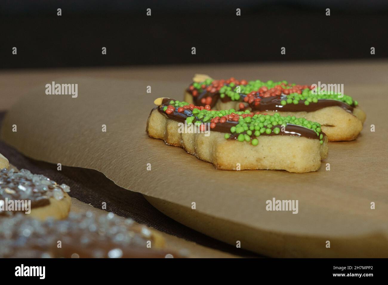 Biscotti da forno durante la stagione dell'Avvento. I biscotti sono decorati e mangiati a Natale. Foto Stock