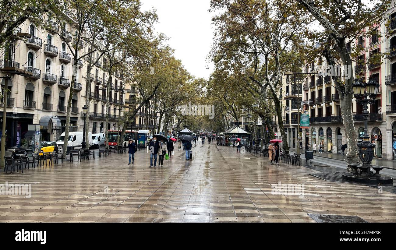 Rambla di Barcellona con la pioggia Foto Stock
