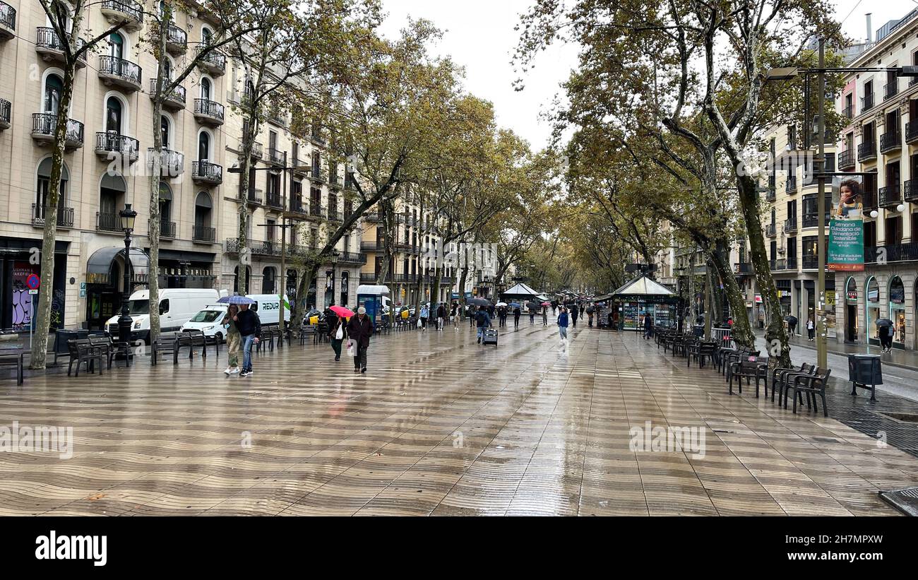 Rambla di Barcellona con la pioggia Foto Stock