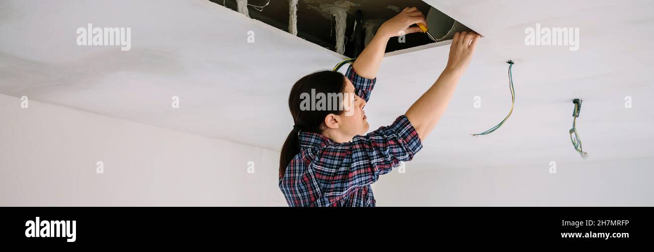 Donna che prepara l'installazione della cappa Foto Stock