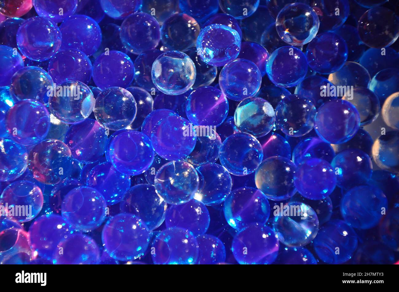 Blu marino acqua gel bolle sfere sfondo.blu trasparente idrogel sfere. Palline di gel d'acqua blu con bokeh. Gel polimerico gel di silice. Cristalli liquidi Foto Stock