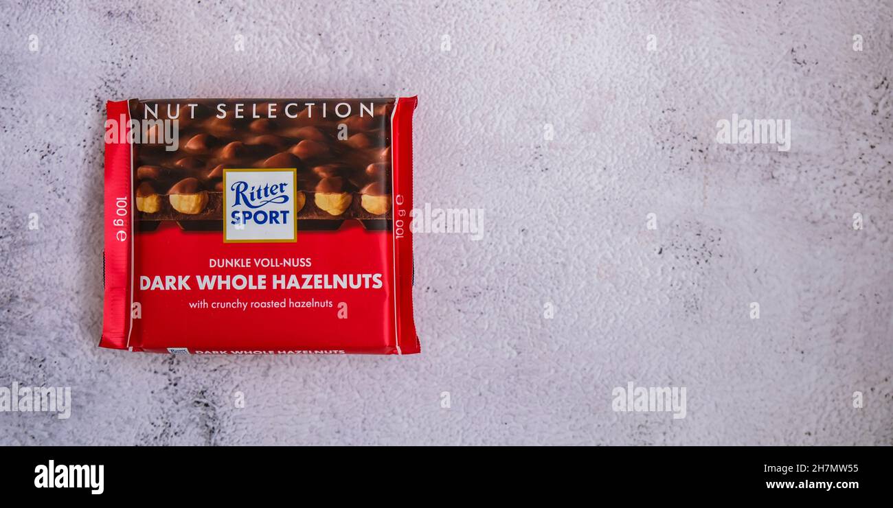 Kiev Ucraina - Ottobre 2021 SAPORE DI NOCCIOLE INTERE SCURE. Selezione di noci Chocolate Ritter Sport bar cioccolato tedesco, gusti diversi. Quadrato Foto Stock
