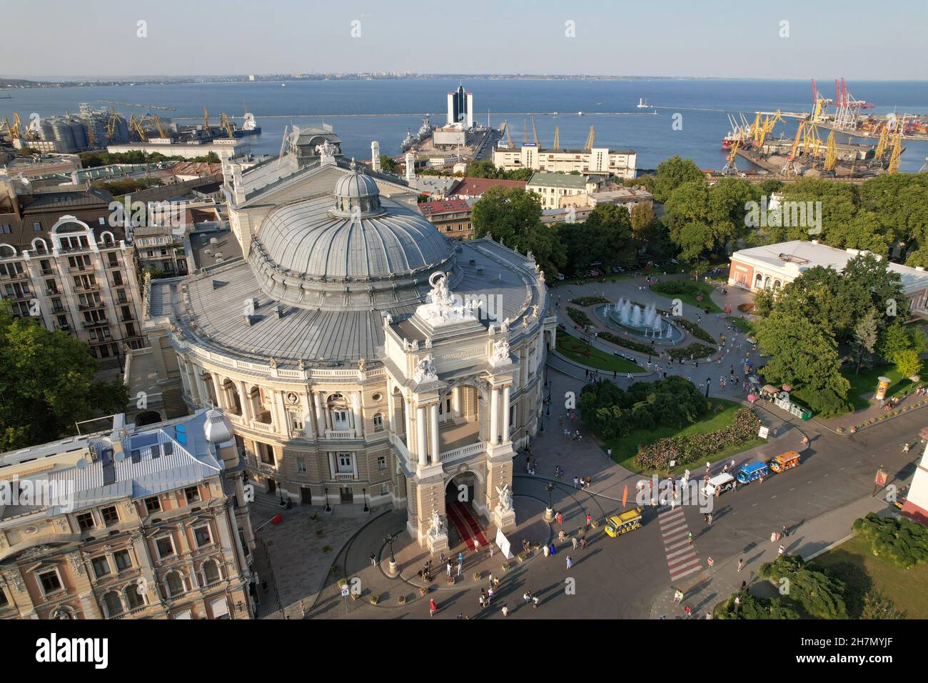 Veduta aerea, Teatro Nazionale Accademico di Opera e Balletto di Odessa (Helix) che volano sopra il Teatro dell'Opera. Odessa, Ucraina Foto Stock