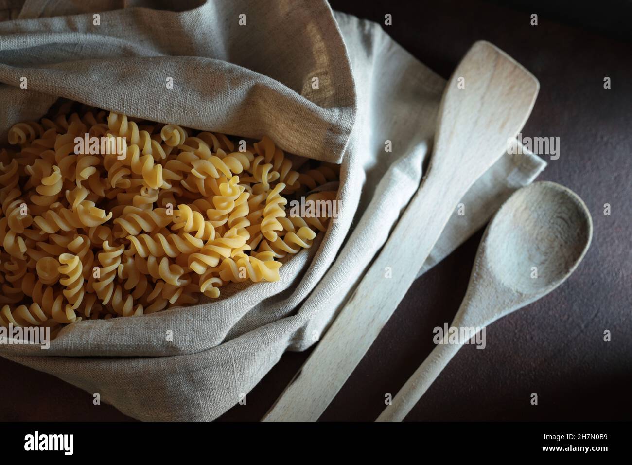 Pasta fresca fusilli su sfondo scuro. Direttamente sopra. Foto Stock