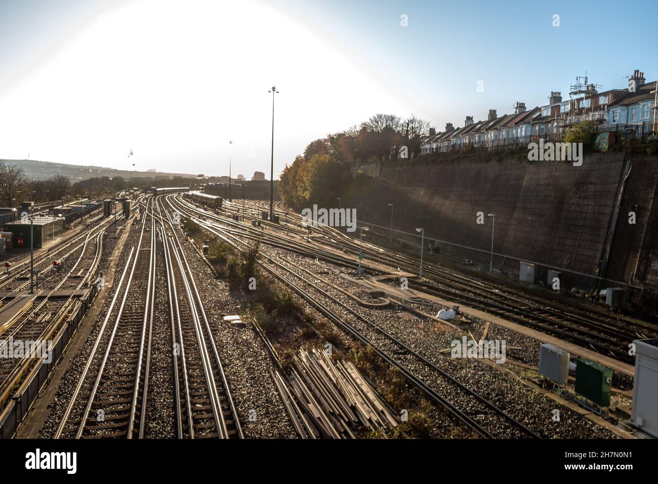 Brighton, 17 novembre 2021: La linea principale per Londra fuori dalla stazione di Brighton Foto Stock
