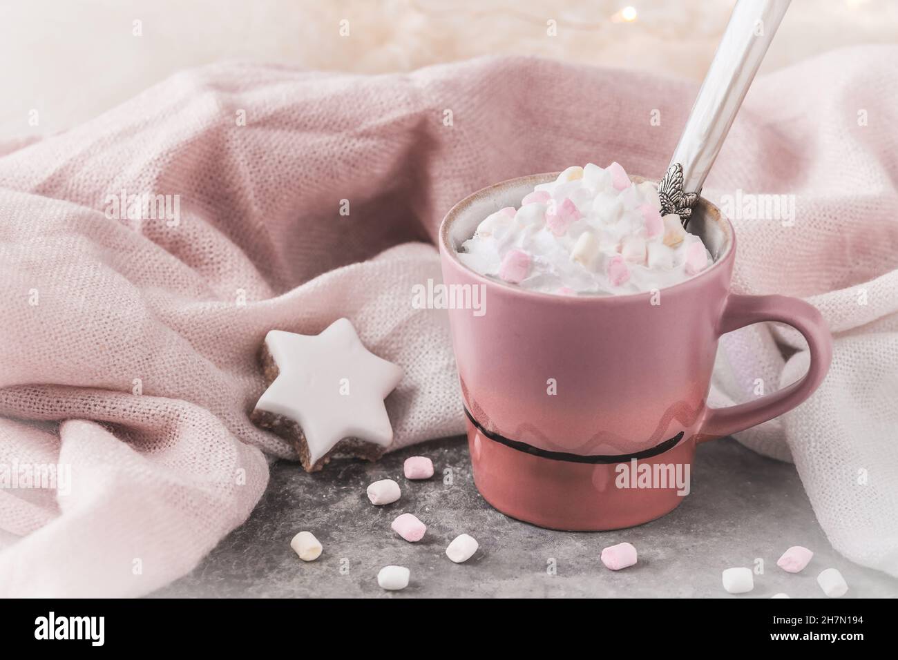 Tazza di caffè o cioccolata calda con crema e marshmallow su sfondo grigio e rosa Foto Stock