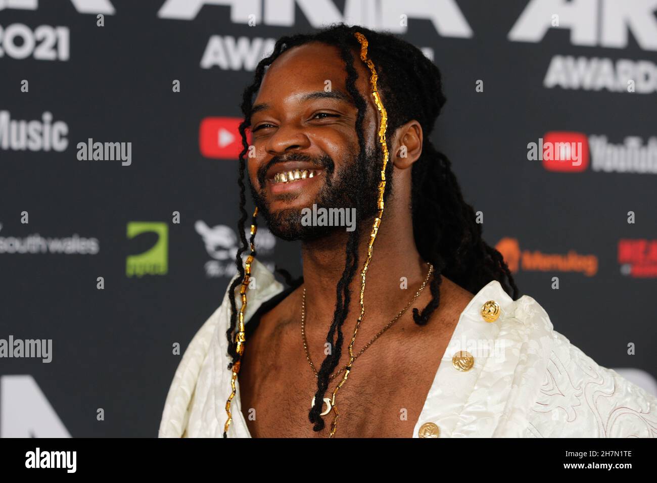 Sydney, Australia, 24 novembre 2021. Genesis Owusu arriva al 2021 aria Awards per gli aria Music Awards al Taronga Zoo di Sydney. Credit: Pete Dovgan/Speed Media/Alamy Live News Foto Stock