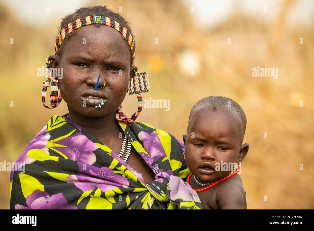 Donna con il suo figlio prima della sua capanna, tribù Jiye, Eastern Equatoria state, South Sudan Foto Stock