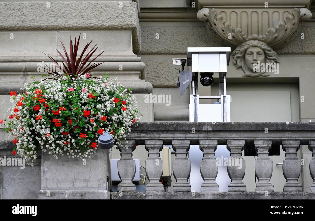 Telecamera di sorveglianza sul balcone della Bundeshaus, Berna, Svizzera Foto Stock