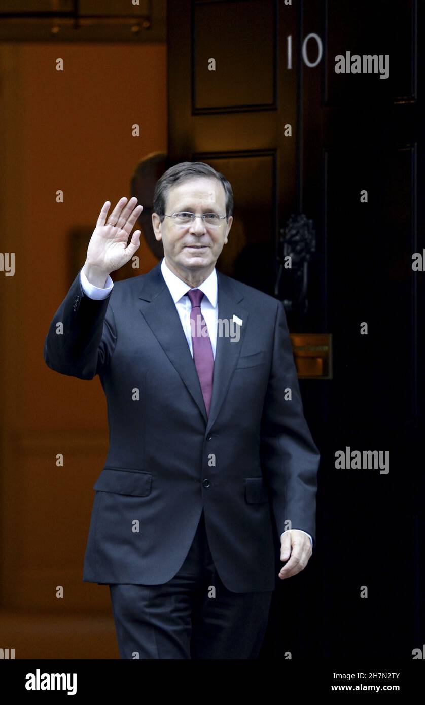 Il presidente israeliano Isaac Herzog lascia 10 Downing Street dopo colloqui bilaterali con Boris Johnson. 23 novembre 2021. Foto Stock