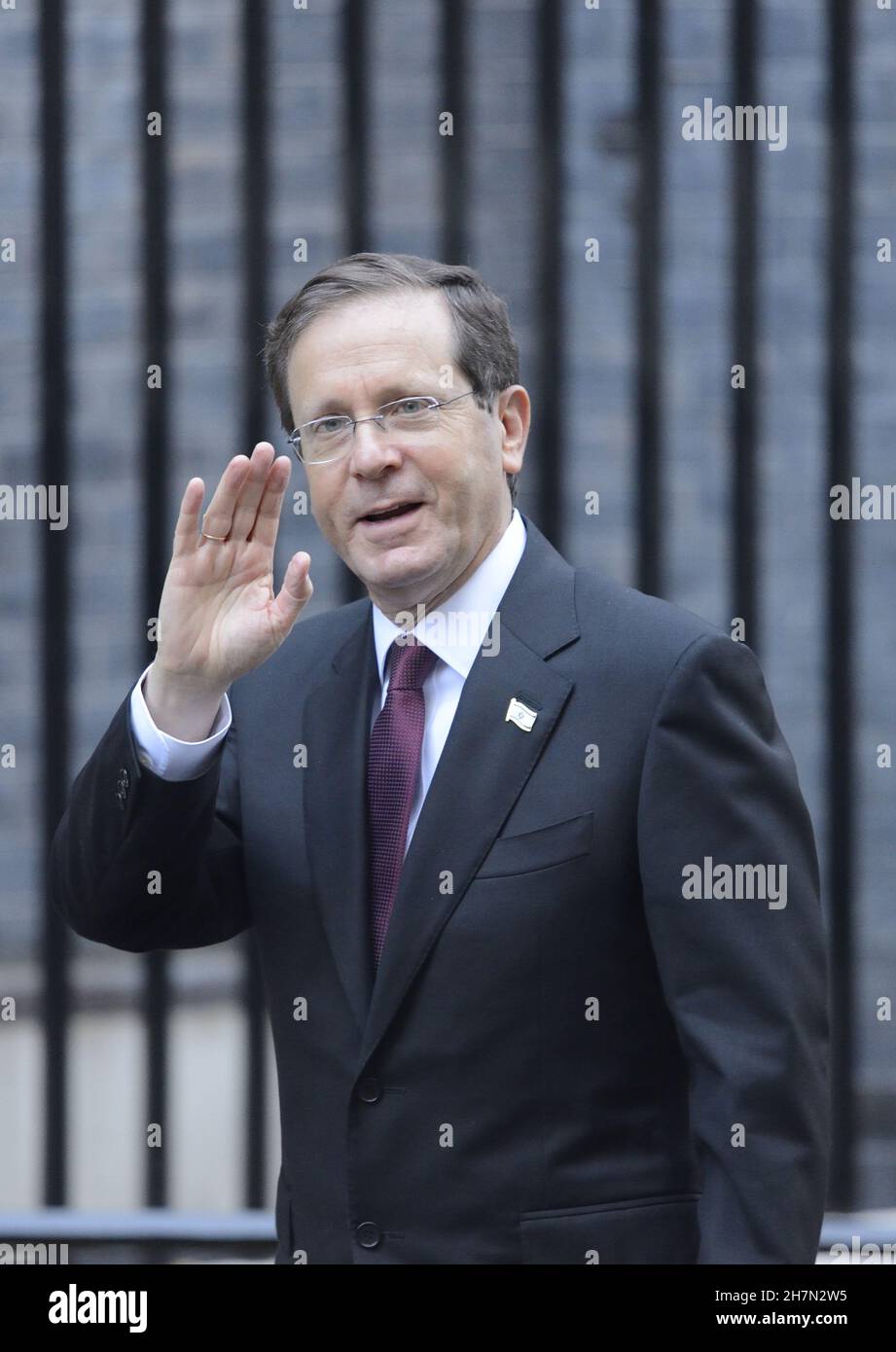 Il presidente israeliano Isaac Herzog arriva a Downing Street, Londra, per colloqui bilaterali con Boris Johnson. 23 novembre 2021. Foto Stock