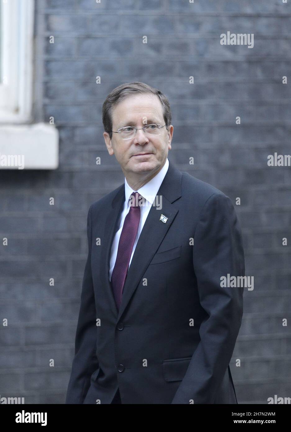 Il presidente israeliano Isaac Herzog arriva a Downing Street, Londra, per colloqui bilaterali con Boris Johnson. 23 novembre 2021. Foto Stock