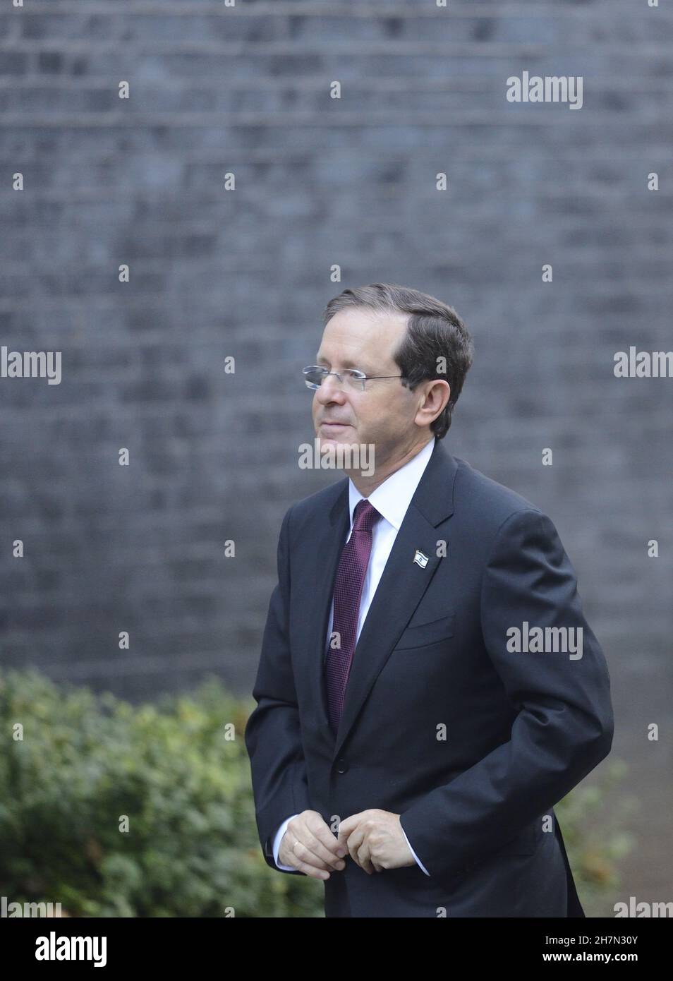 Il presidente israeliano Isaac Herzog arriva a Downing Street, Londra, per colloqui bilaterali con Boris Johnson. 23 novembre 2021. Foto Stock