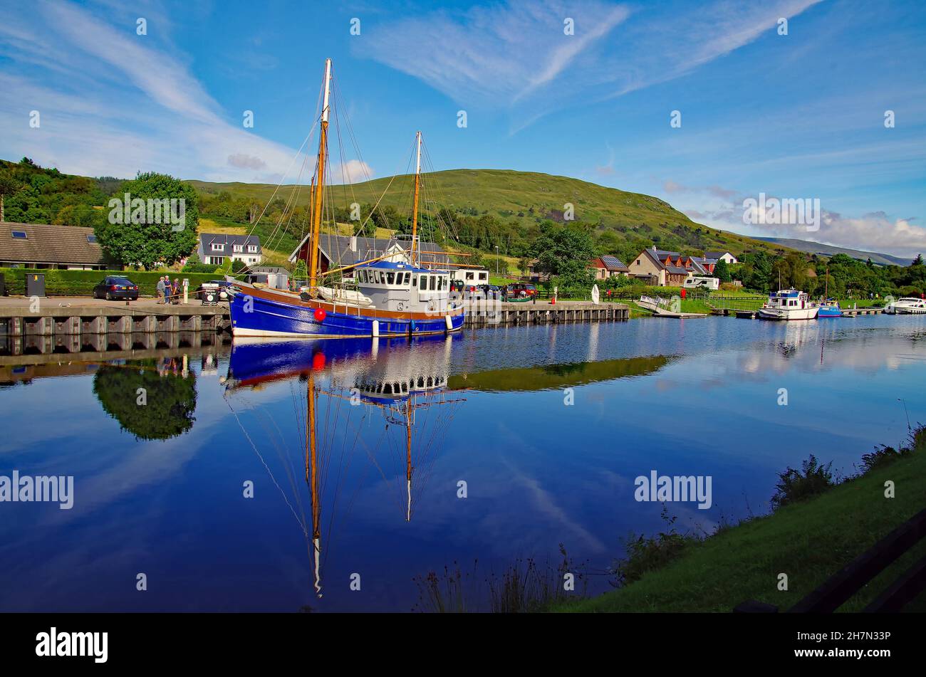Barche sul canale Caledonian, Waterway, Fort William, Highlands, Scozia, Gran Bretagna Foto Stock