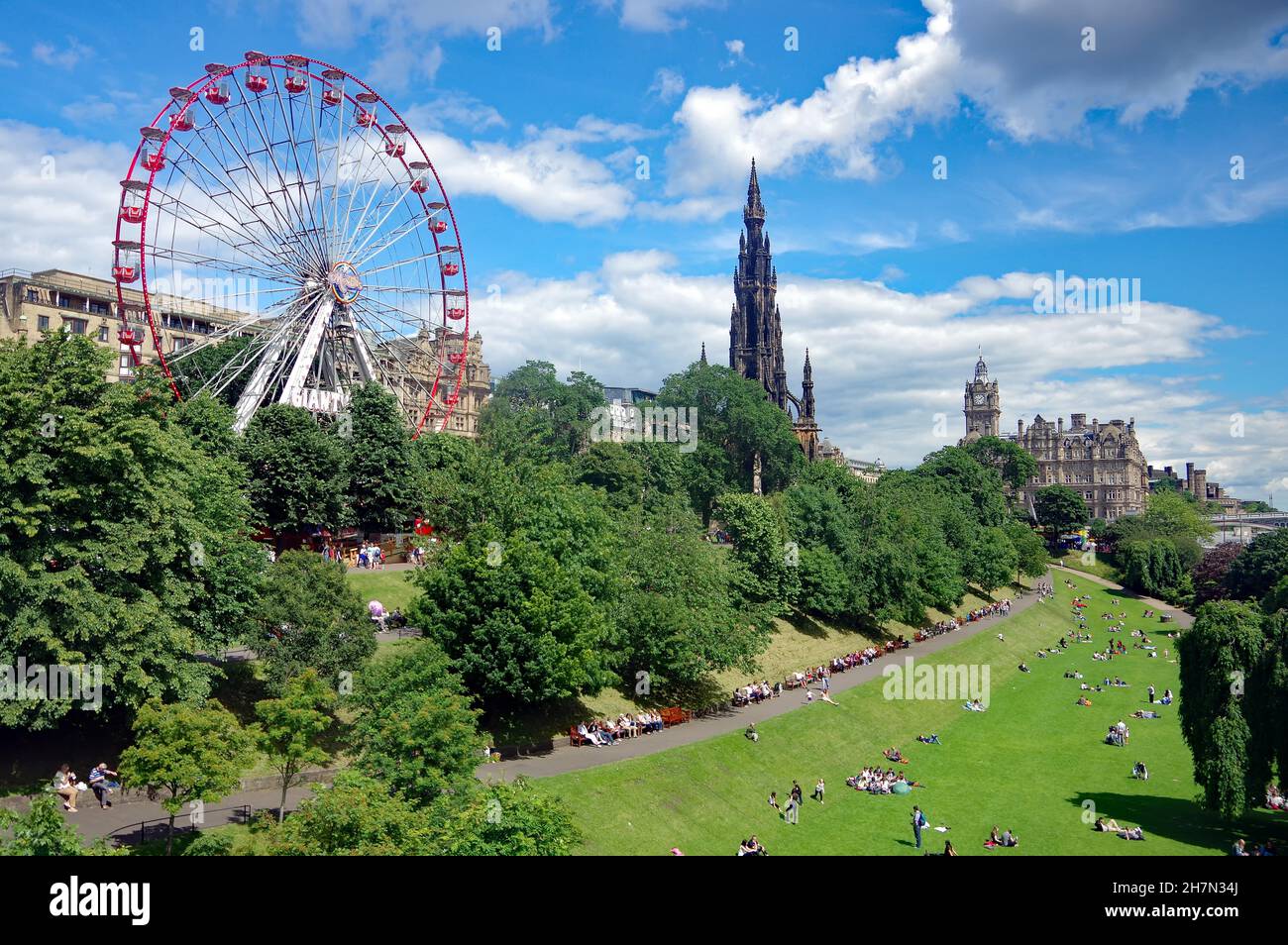 Ruota panoramica, spazi verdi, Sir Walter Scott Memorial, Balmoral hotel, New Town in Edinburgh, capitale, Scozia Gran Bretagna Foto Stock