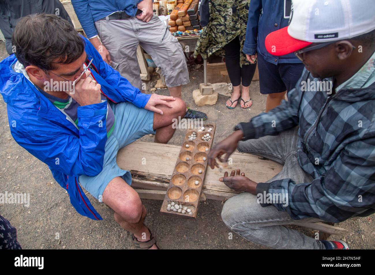 Villeggiante che gioca a Oril (gioco da tavolo con due pozzi sei e 48 pezzi) con locale, Espargos, Ilha do SAL, Cabo Verde Foto Stock