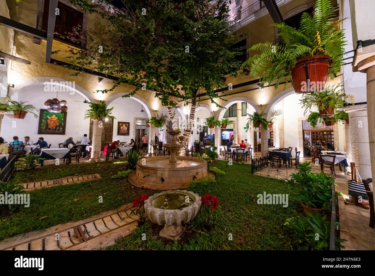 Bellissimo cortile di un hotel coloniale a Valladolid, Yucatan, Messico Foto Stock