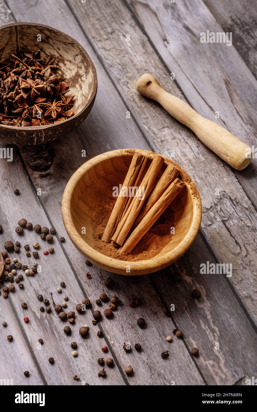 Ingredienti per preparare una pozione dolce su un tavolo di legno d'epoca Foto Stock