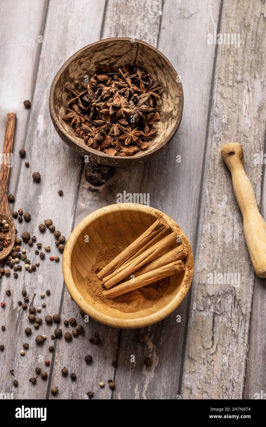 Bastone di cannella, anice stellato, pepe rosso e bianco e bacche di ginepro Foto Stock