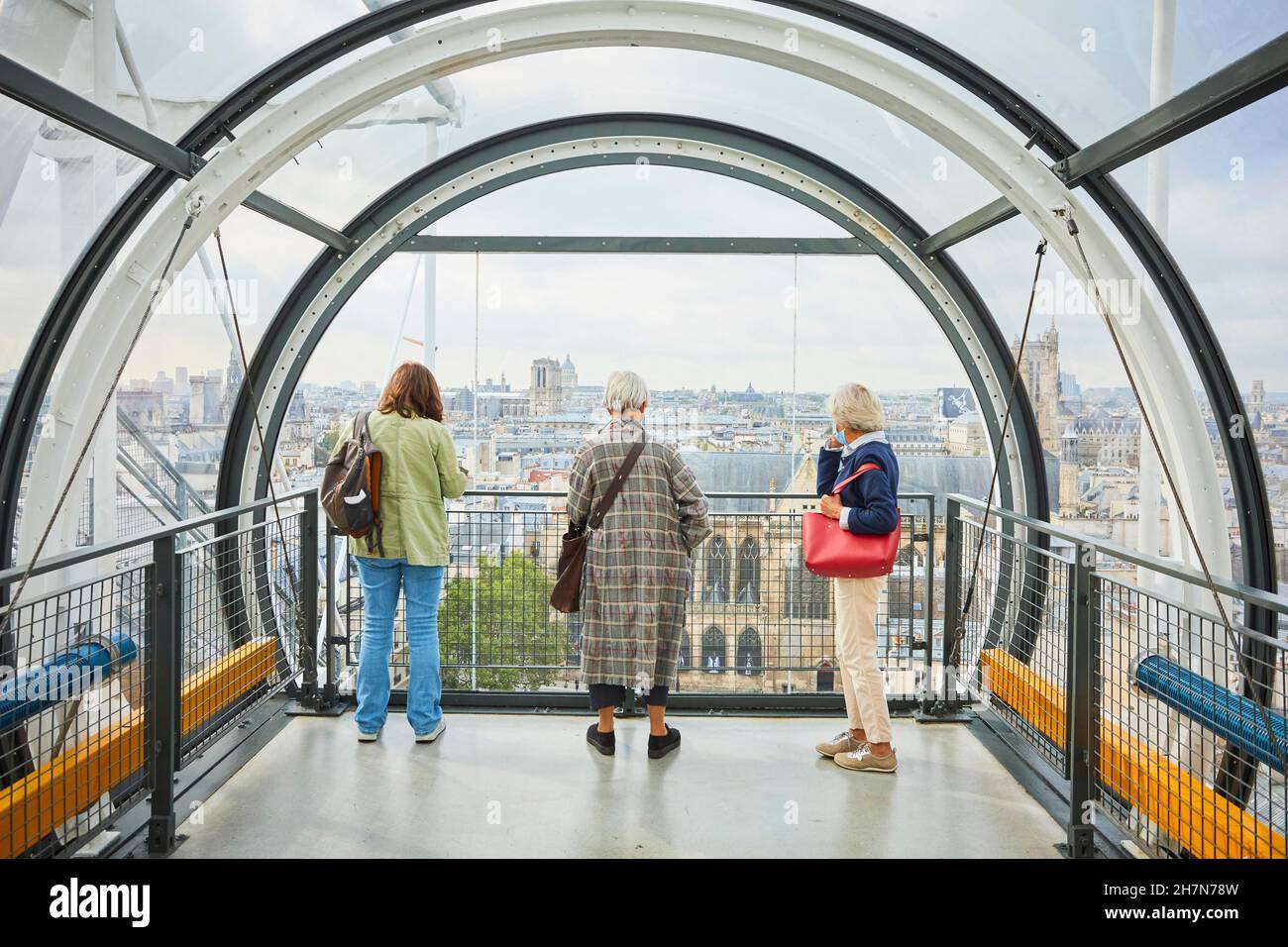 I visitatori del Centre Pompidou nei corridoi tubolari del centro culturale si affacciano sulla metropoli Centre Georges Pompidou, Parigi, Francia Foto Stock