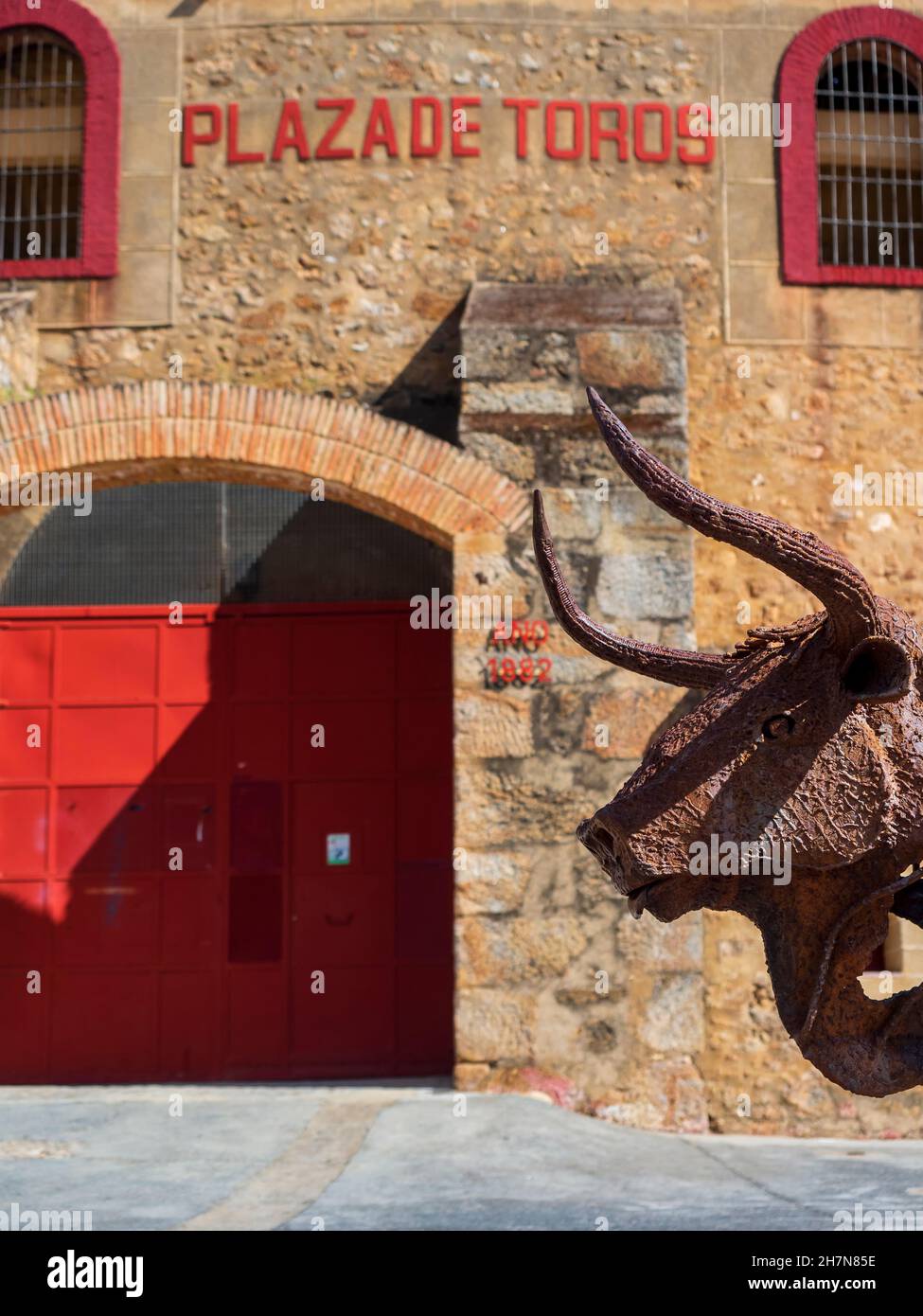 Plasencia, Estremadura, Spagna. 09/08/2021. Scultura in bronzo di un toro da combattimento, dello scultore Demetrio Ramos, di fronte all'arena Plasencia Foto Stock