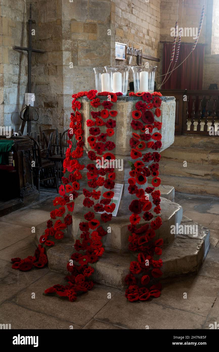 Il font decorato con papaveri a maglia, Chiesa di San Gregorio, Tredington, Warwickshire, Inghilterra, REGNO UNITO Foto Stock