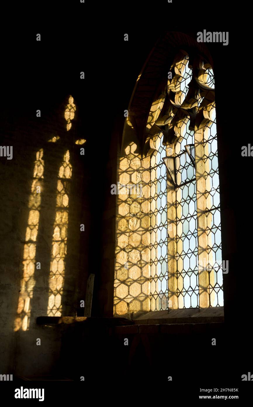 Luce del sole di fine autunno attraverso una finestra esposta a sud, St. Gregory`s Church, Tredington, Warwickshire, Inghilterra, REGNO UNITO Foto Stock
