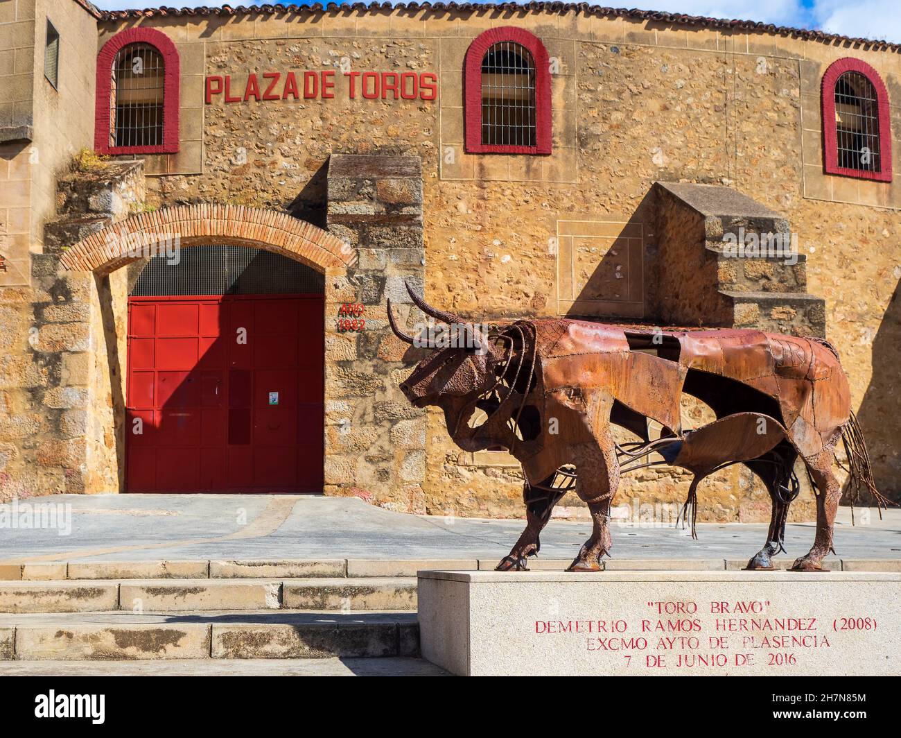 Plasencia, Estremadura, Spagna. 09/08/2021. Scultura in bronzo di un toro da combattimento, dello scultore Demetrio Ramos, di fronte all'arena Plasencia Foto Stock