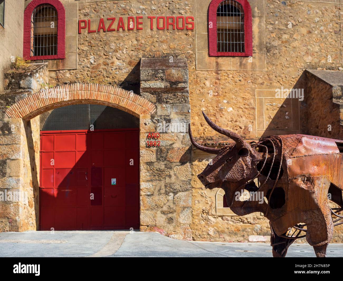 Plasencia, Estremadura, Spagna. 09/08/2021. Scultura in bronzo di un toro da combattimento, dello scultore Demetrio Ramos, di fronte all'arena Plasencia Foto Stock