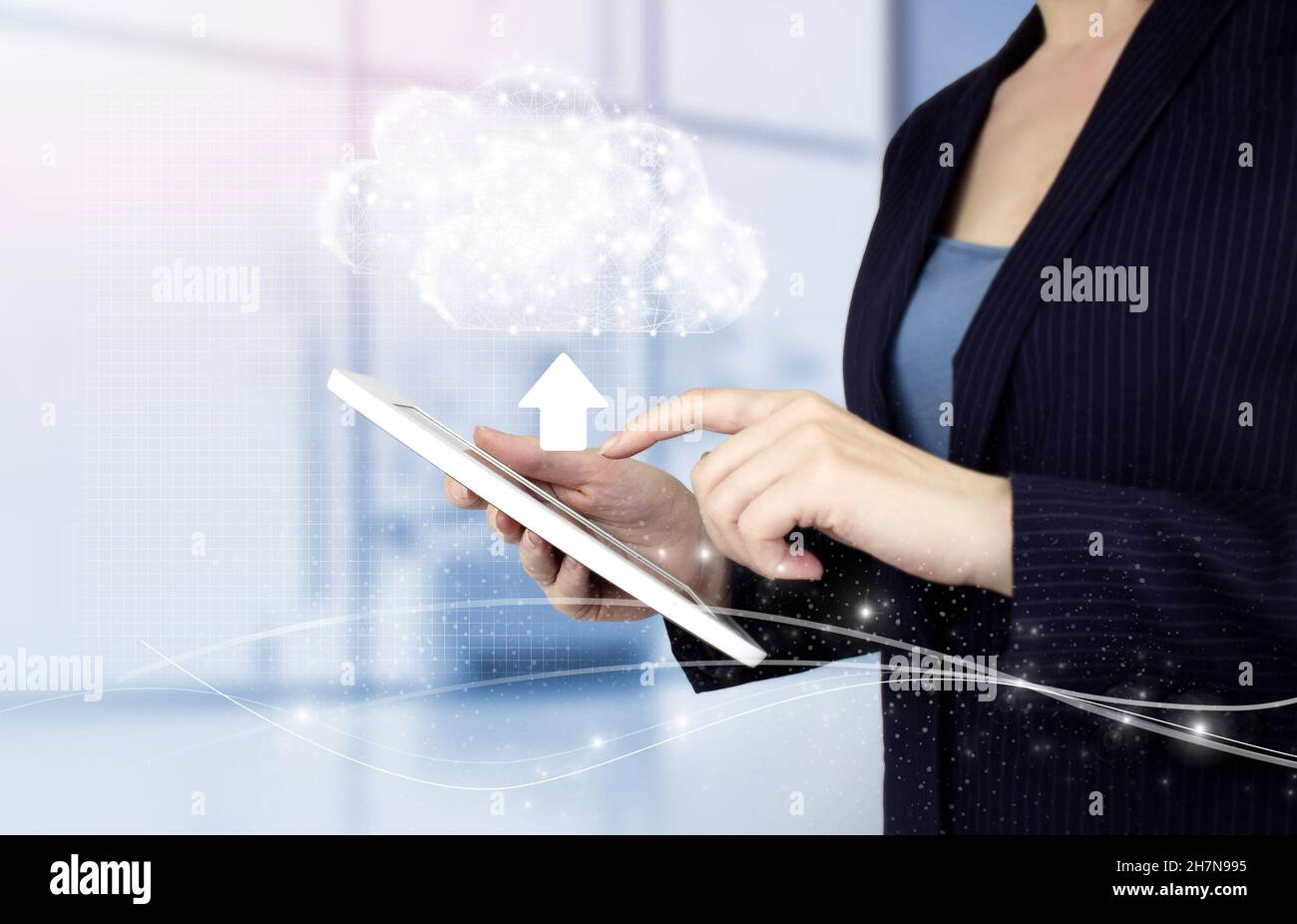 Informazioni sui dati di aggiornamento dell'installazione dell'aggiornamento software. Tablet bianco con tocco a mano e cloud ologramma digitale, download, data sign on light blurred backgroun Foto Stock