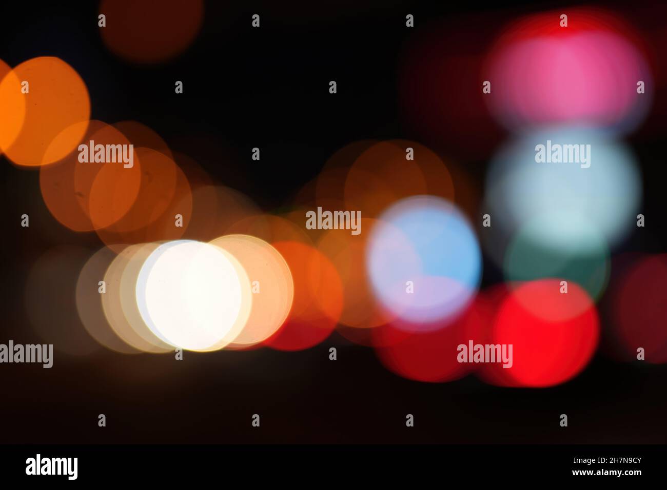 Luci della città serale fuori fuoco - bokeh Foto Stock