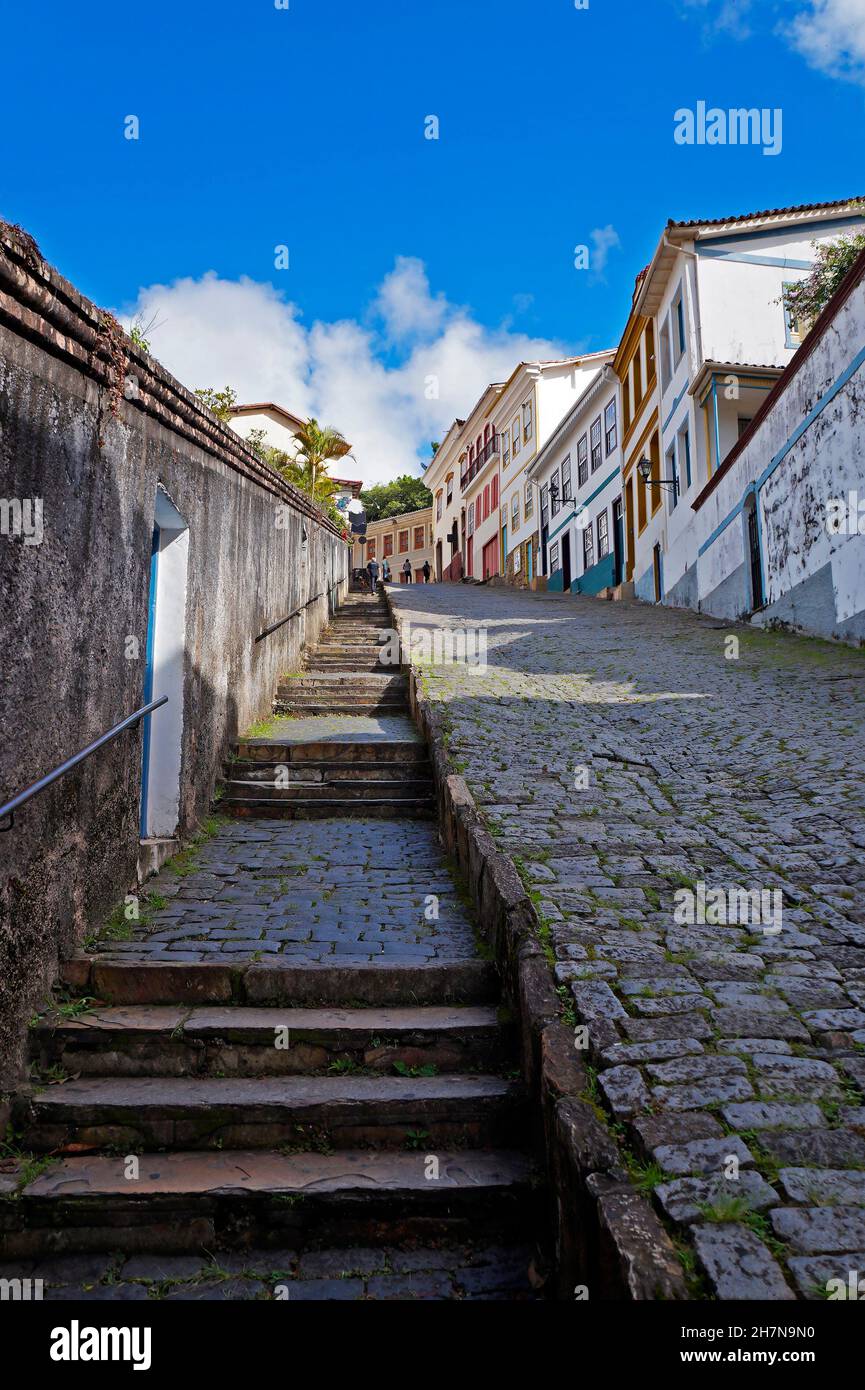 Strada tipica di Ouro Preto, città storica in Brasile Foto Stock
