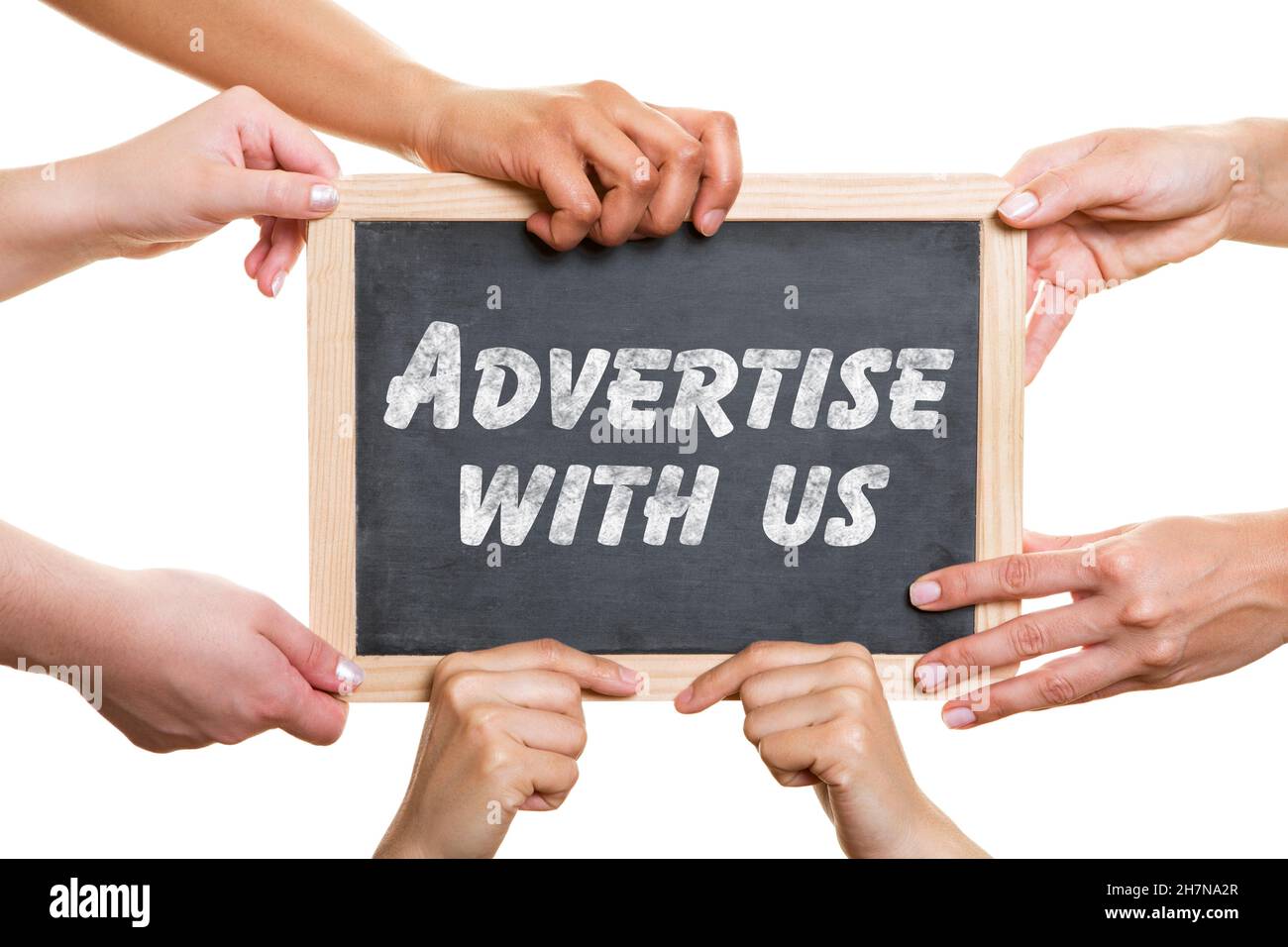 Molte mani tengono la lavagna con la scritta Advertise con noi come un'agenzia e il concetto di pubblicità Foto Stock