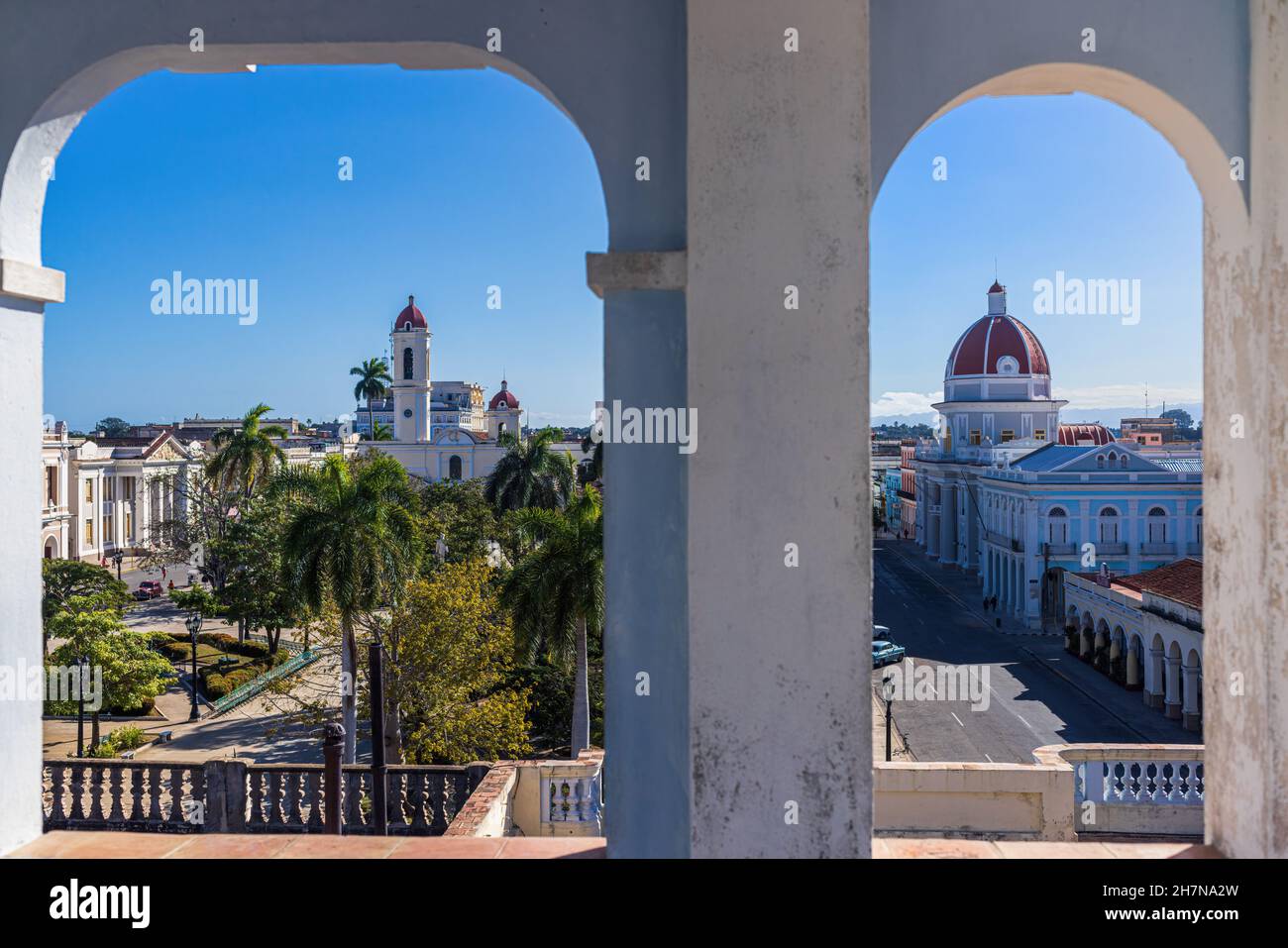 Vista sul parco Jose Marti con il municipio e la cattedrale di Cienfuegos, Cuba Foto Stock