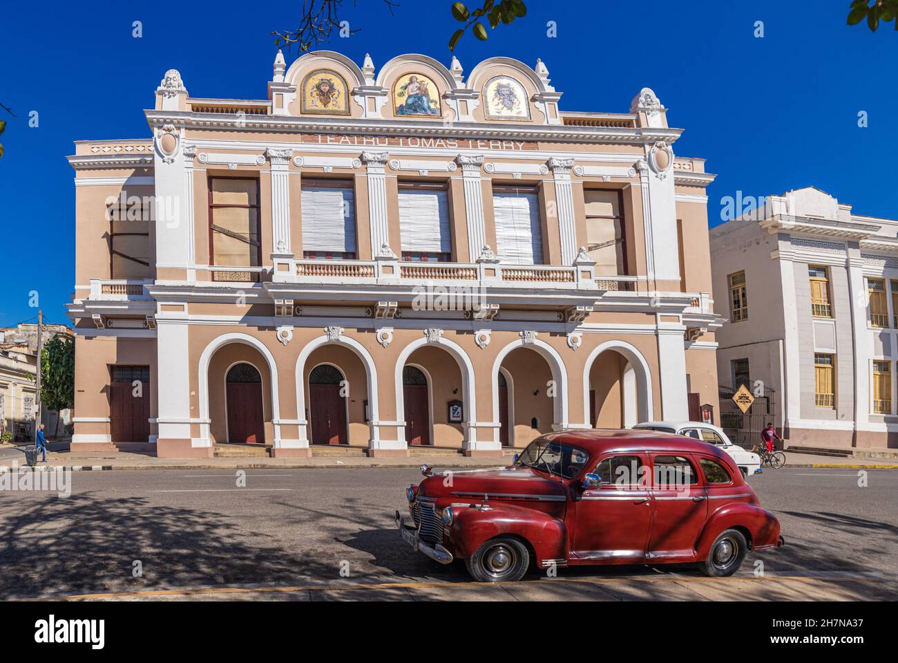 CIENFUEGOS, CUBA - 10 GENNAIO 2021: Teatro Tomas Terry edificio il 10 gennaio 2021 a Cienfuegos, Cuba. La città vecchia è un patrimonio mondiale dell'UNESCO Foto Stock
