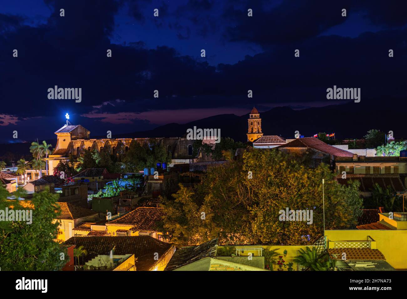 Bella vista della città di Trinidad Cuba dopo il tramonto Foto Stock