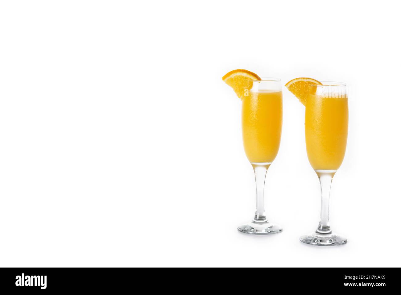 Cocktail di mimosa arancione isolato su sfondo bianco Foto Stock