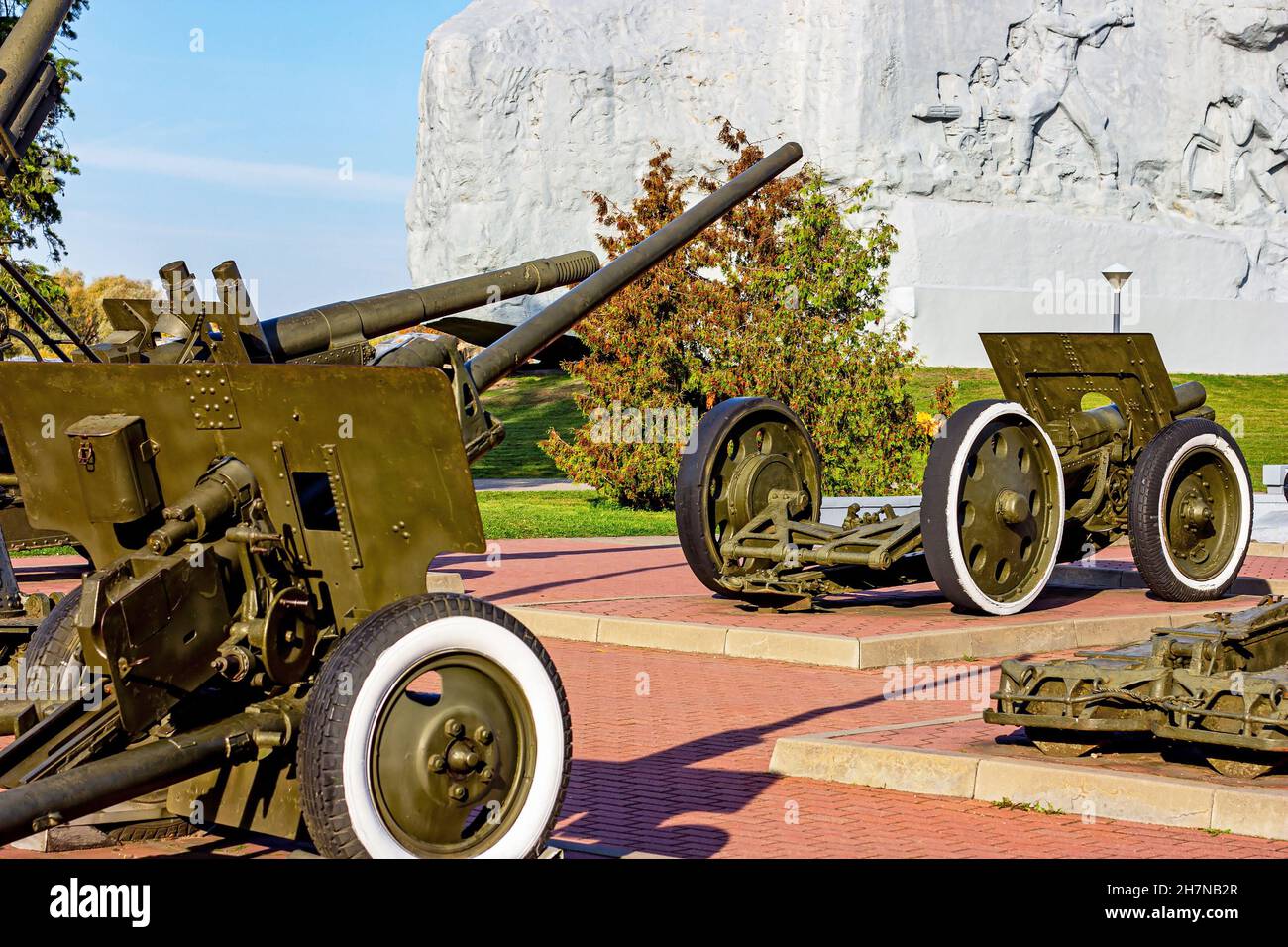 BREST, BIELORUSSIA - 18 OTTOBRE 2019: Pistola d'artiglieria storica sulle ruote dall'età della seconda guerra mondiale. Primo piano di un'arma da cannone militare retrò. Foto Stock