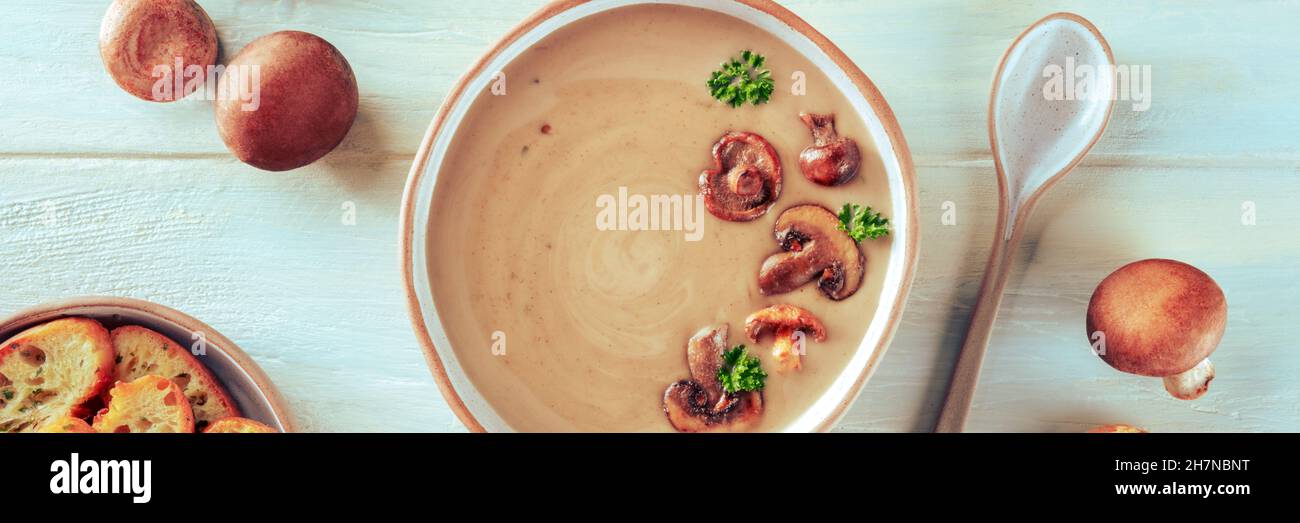 Zuppa di funghi panorama con ingredienti, top shot su un rustico sfondo di legno Foto Stock