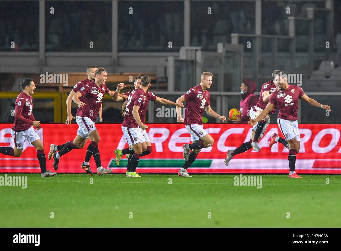 Torino, Italia. 22 novembre 2021. Gleison Bremer (3) di Torino segna per 2-0 nella Serie Una partita tra Torino e Udinese allo Stadio Olimpico di Torino. (Photo credit: Gonzales Photo - Tommaso Fimiano). Foto Stock