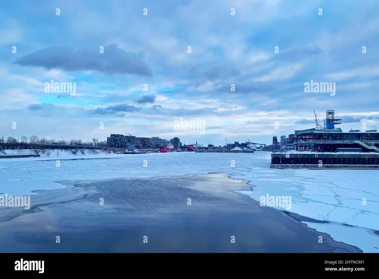 Fiume congelato Saint Laurent in inverno nel porto di Montreal Foto Stock