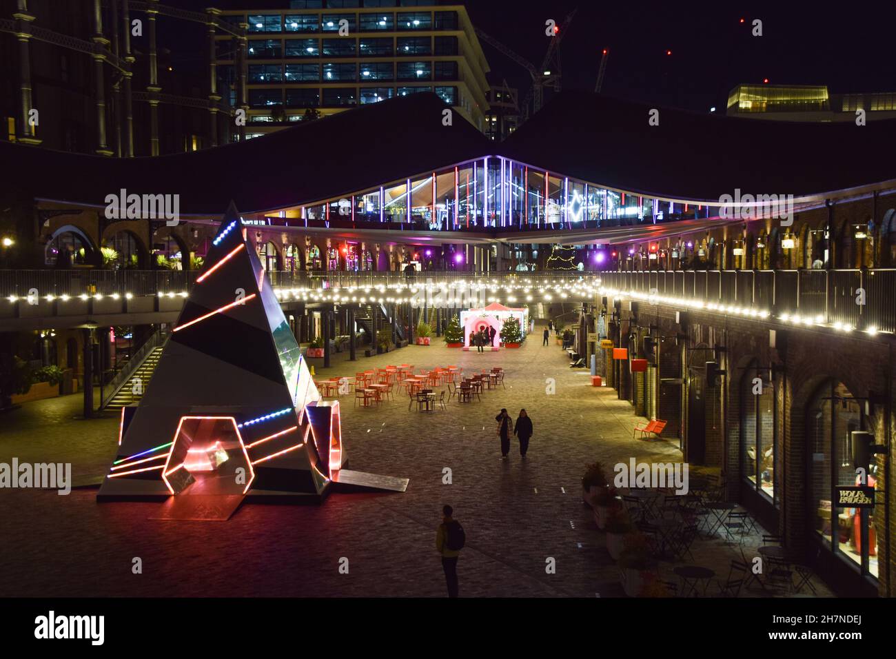 Londra, Regno Unito. 22 novembre 2021. Prism Christmas Tree installation by this is Loop at the Coal Drops Yard shopping Complex in King's Cross. Foto Stock
