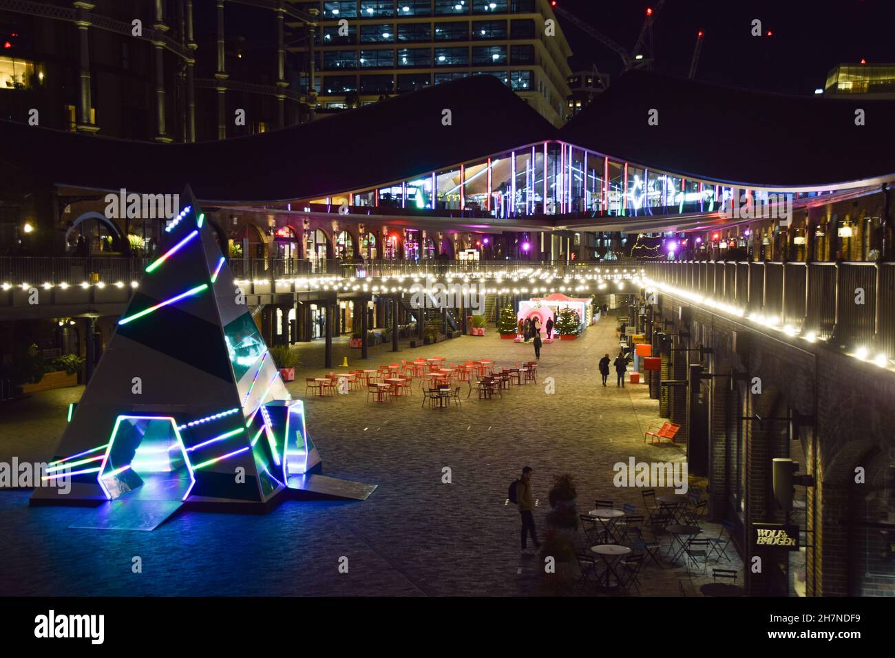 Londra, Regno Unito. 22 novembre 2021. Prism Christmas Tree installation by this is Loop at the Coal Drops Yard shopping Complex in King's Cross. Foto Stock