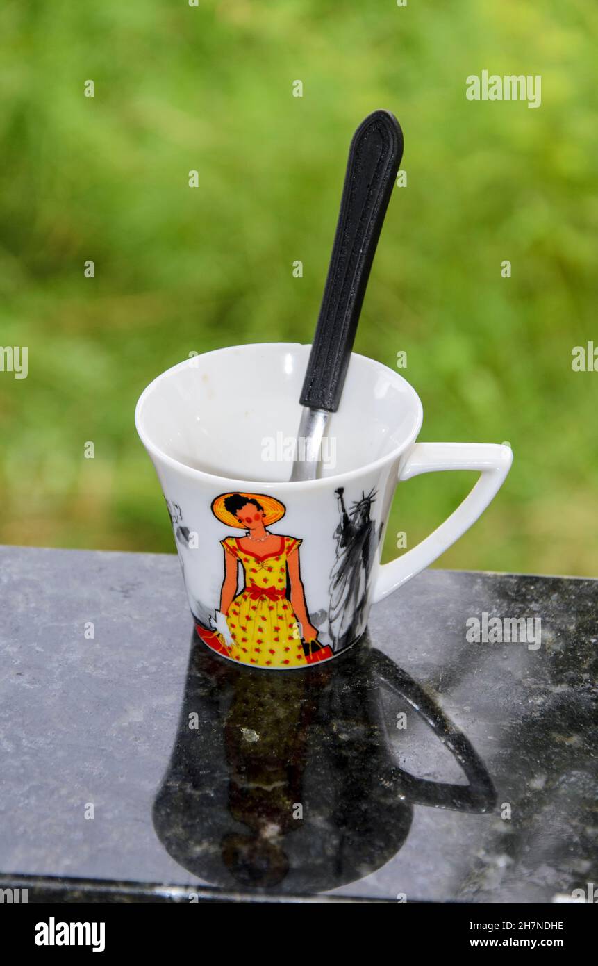 Decorazione interna oggetti di un appartamento residenziale. Vari oggetti in vetro trasparente. Foto Stock