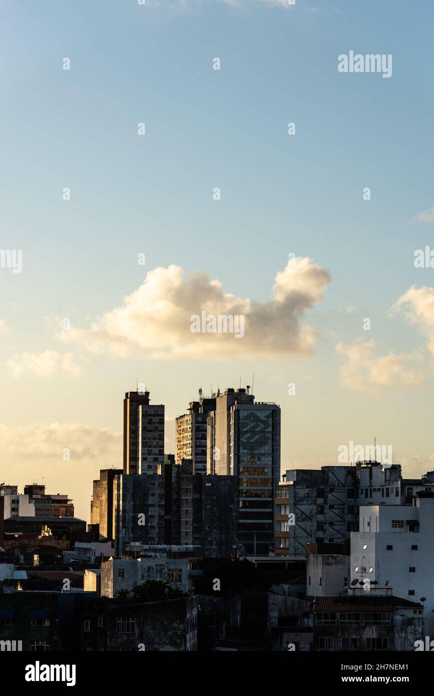 Salvador, Bahia, Brasile - 31 maggio 2021: Vista panoramica di diversi edifici residenziali vecchi e nuovi nel centro di Salvador, Bahia. Foto Stock